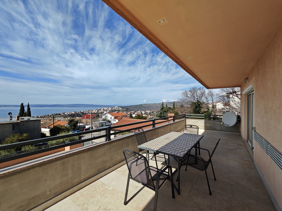 NOVI VINODOLSKI - Apartma s skupnim bazenom in pogledom na morje