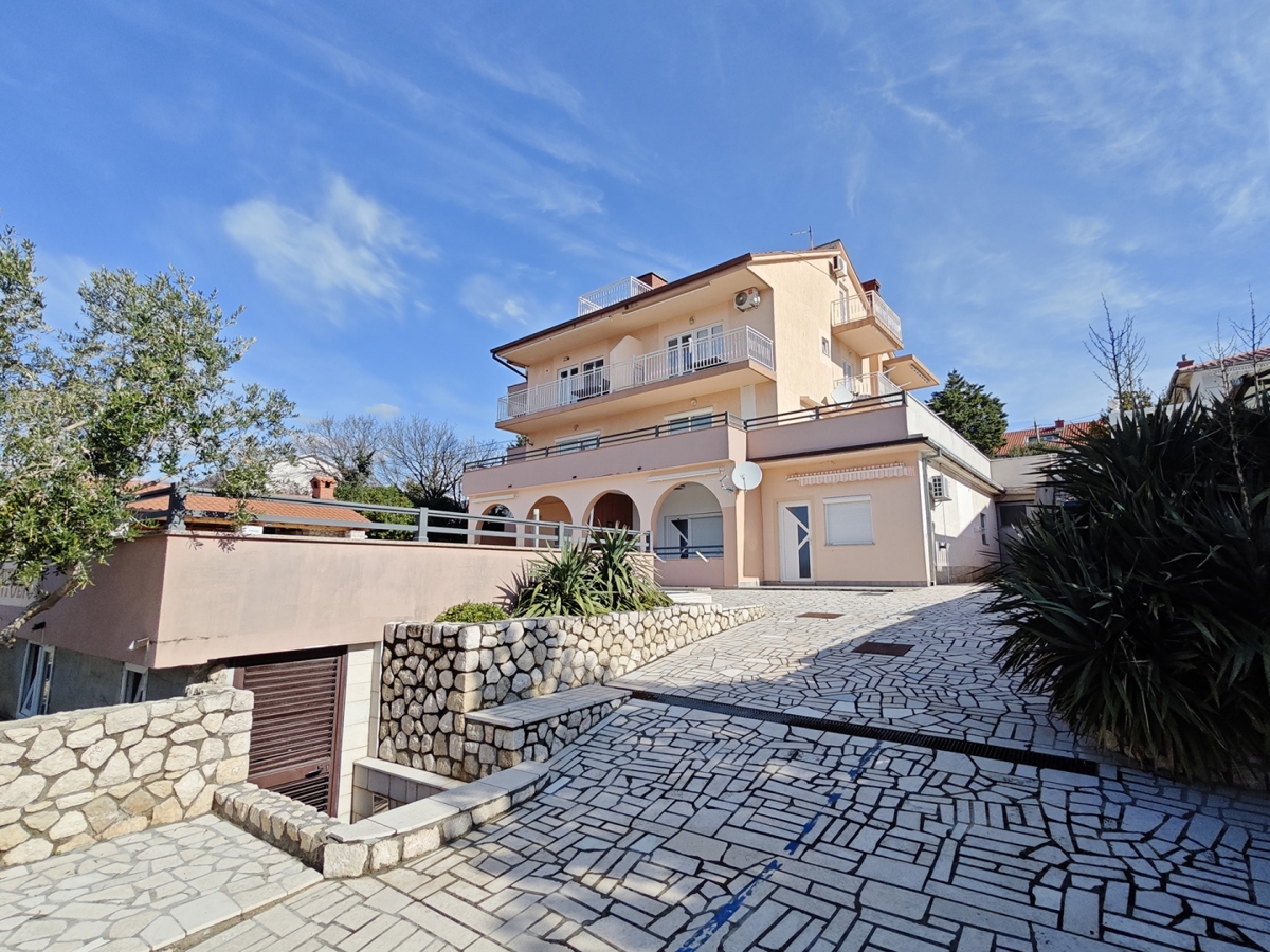 NOVI VINODOLSKI - Apartma s skupnim bazenom in pogledom na morje