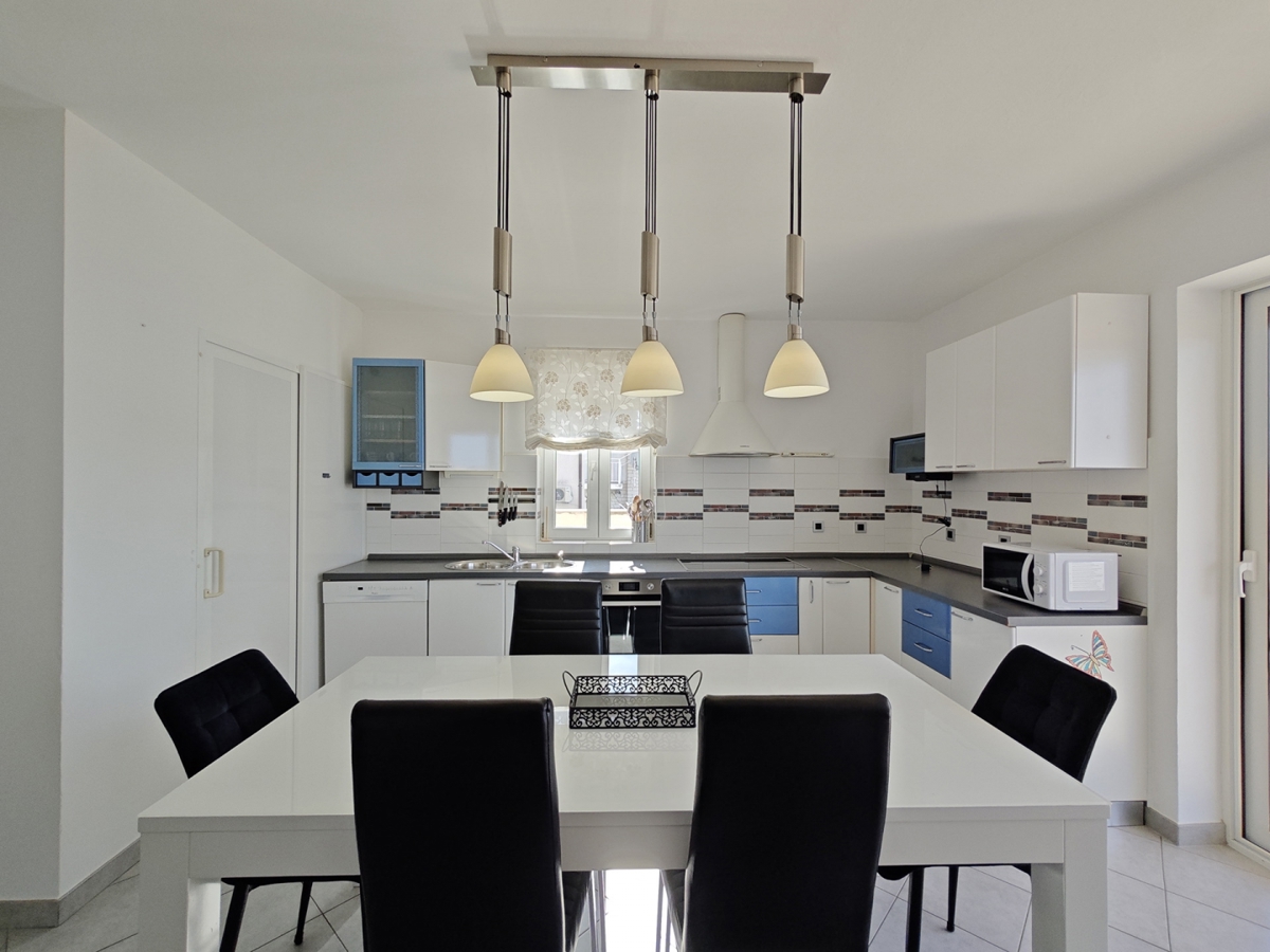 NOVI VINODOLSKI - Apartma s skupnim bazenom in pogledom na morje