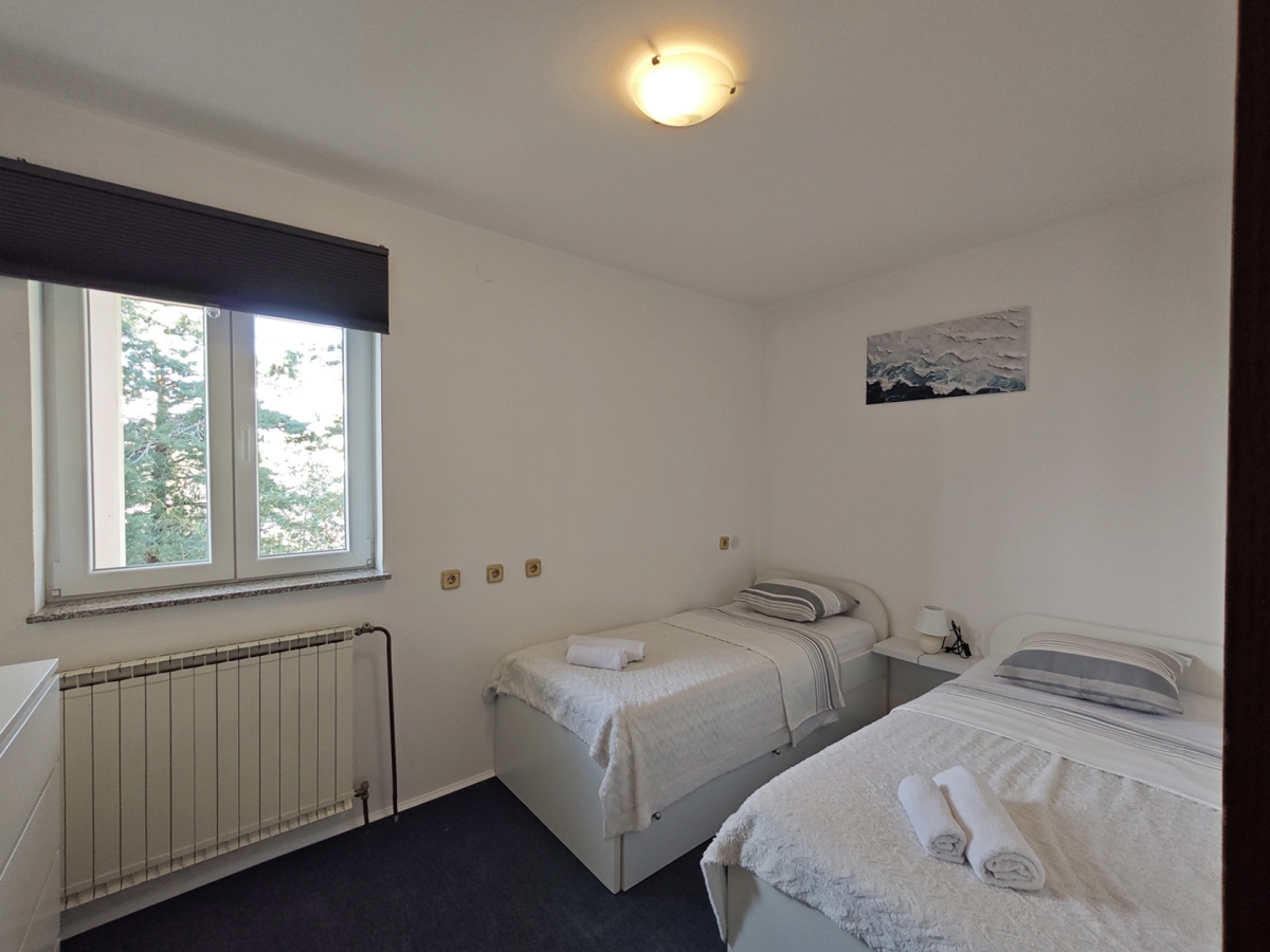 NOVI VINODOLSKI - Apartma s skupnim bazenom in pogledom na morje