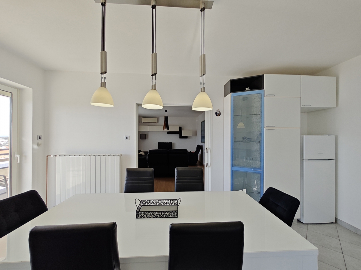 NOVI VINODOLSKI - Apartma s skupnim bazenom in pogledom na morje