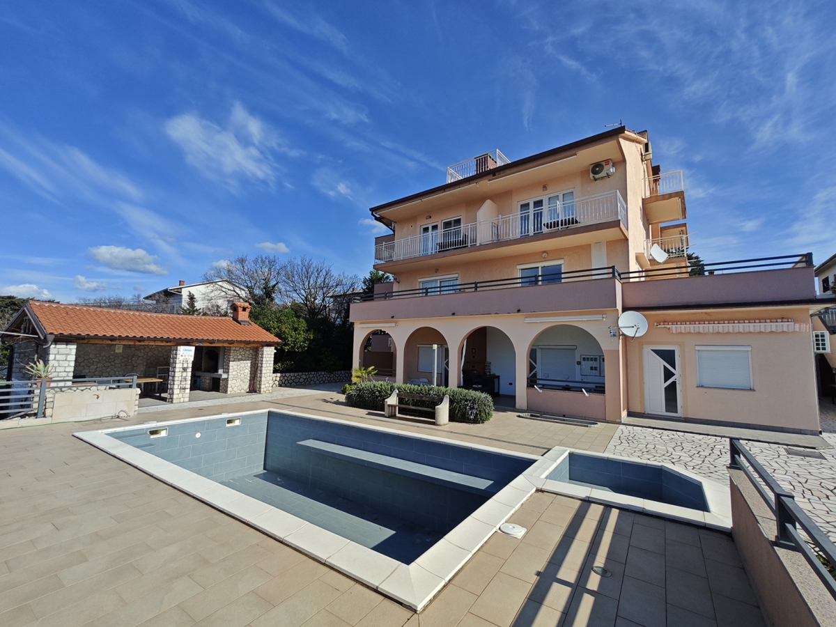 NOVI VINODOLSKI - Apartma s skupnim bazenom in pogledom na morje