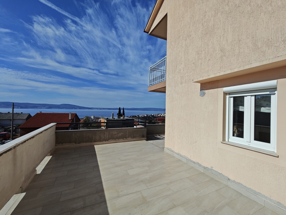 NOVI VINODOLSKI - Apartma s skupnim bazenom in pogledom na morje