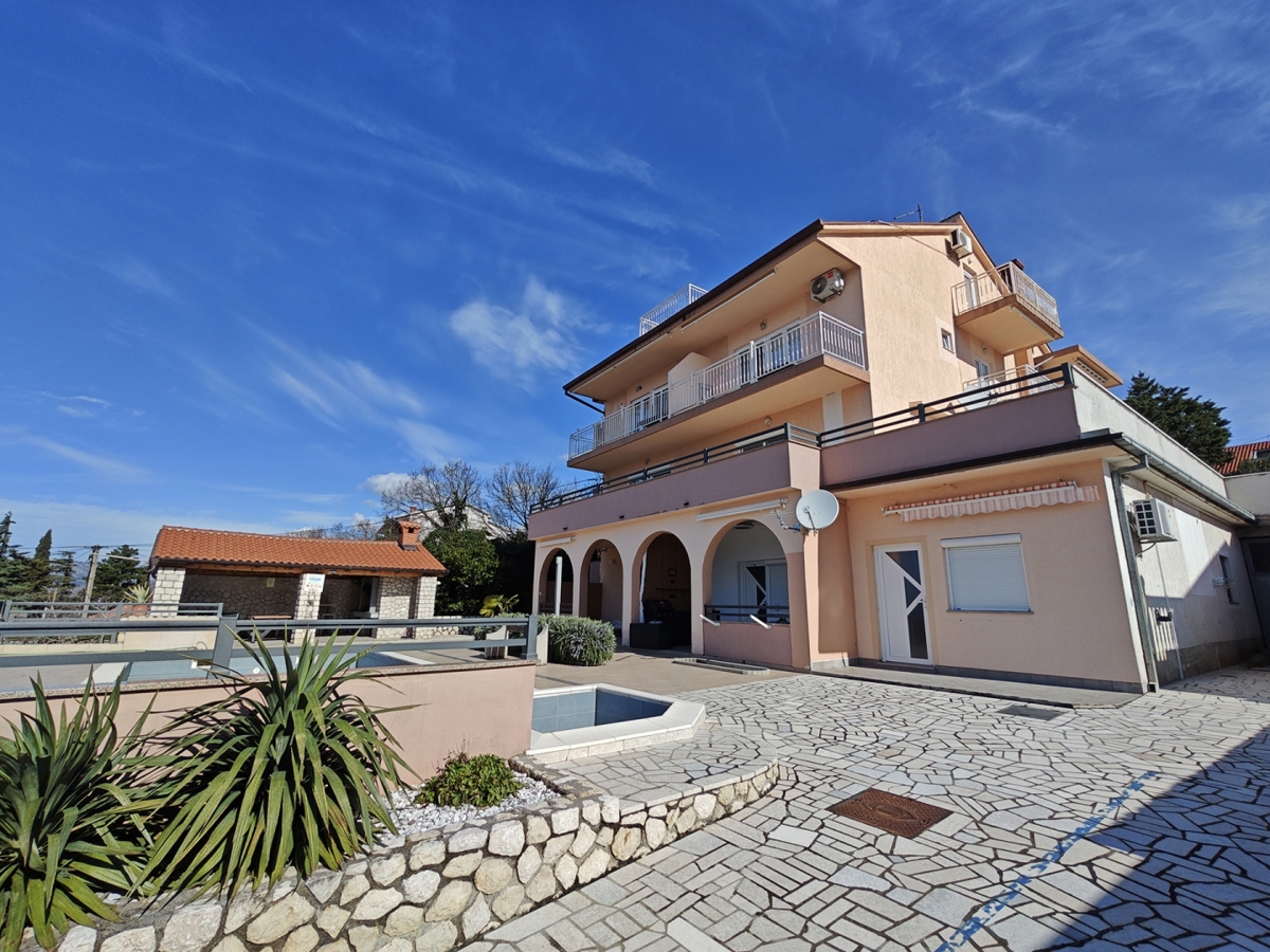 NOVI VINODOLSKI - Apartma s skupnim bazenom in pogledom na morje