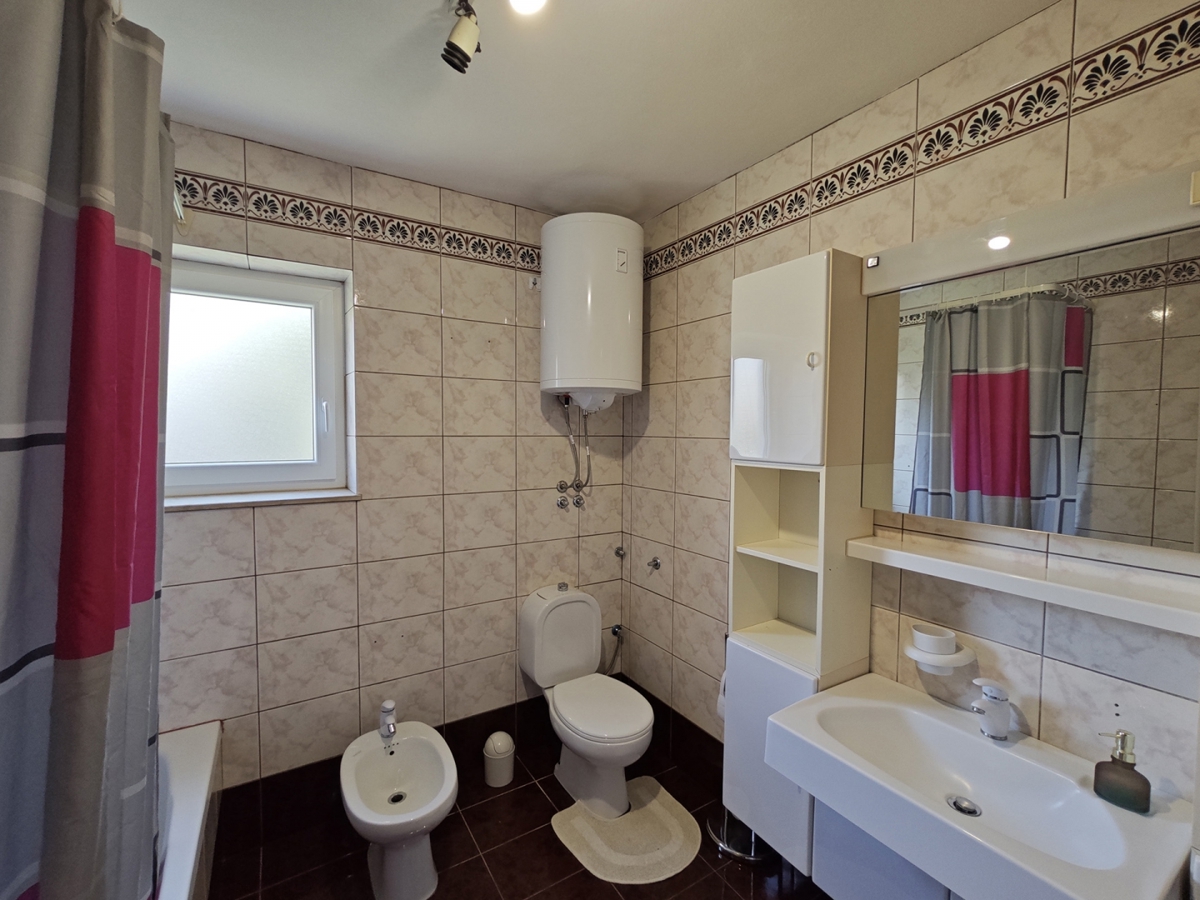 NOVI VINODOLSKI - Apartma s skupnim bazenom in pogledom na morje