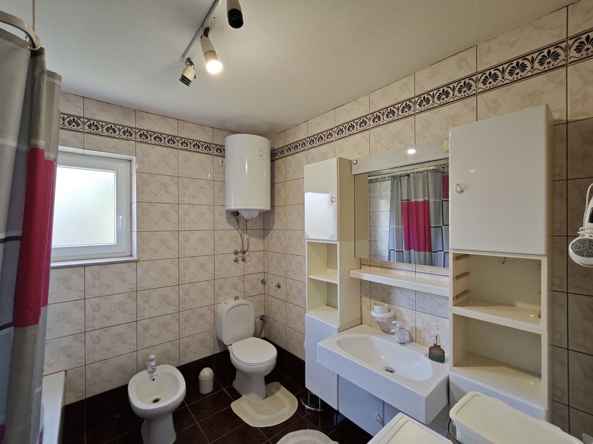 NOVI VINODOLSKI - Apartma s skupnim bazenom in pogledom na morje