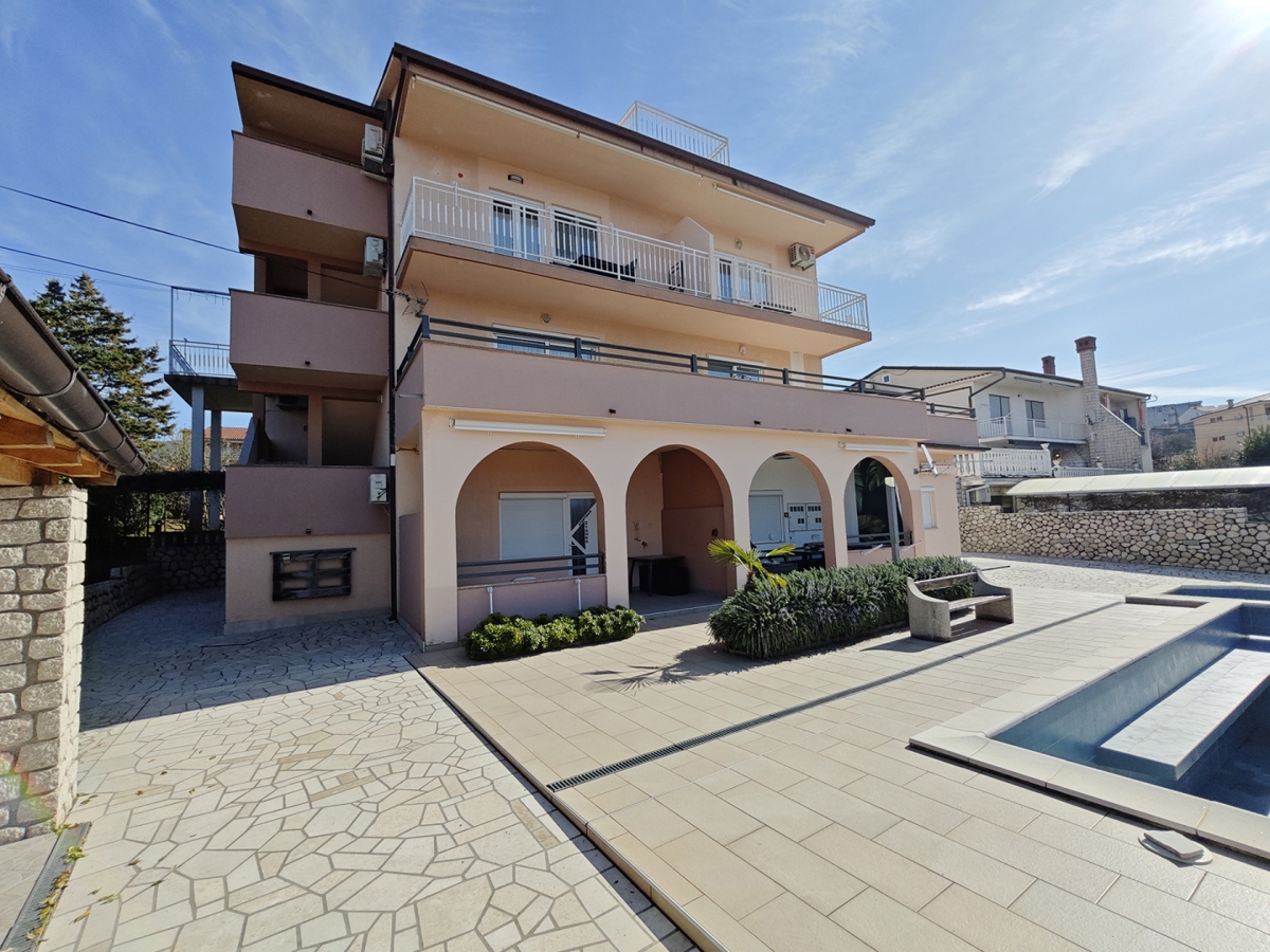 NOVI VINODOLSKI - Apartma s skupnim bazenom in pogledom na morje