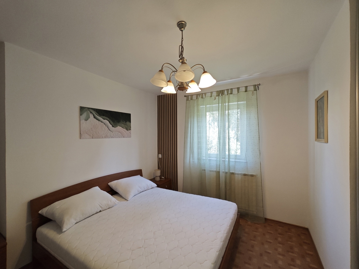 NOVI VINODOLSKI - Apartma s skupnim bazenom in pogledom na morje