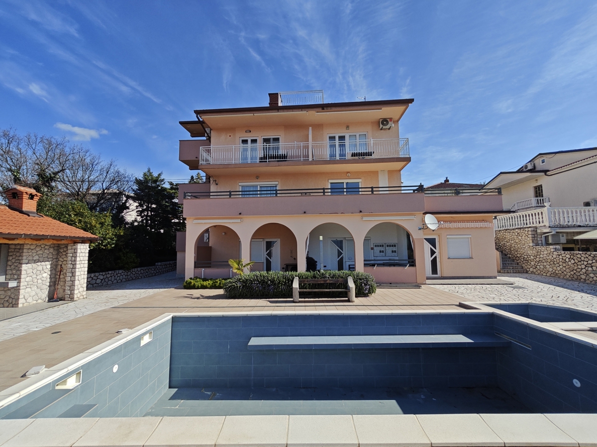 NOVI VINODOLSKI - Apartma s skupnim bazenom in pogledom na morje