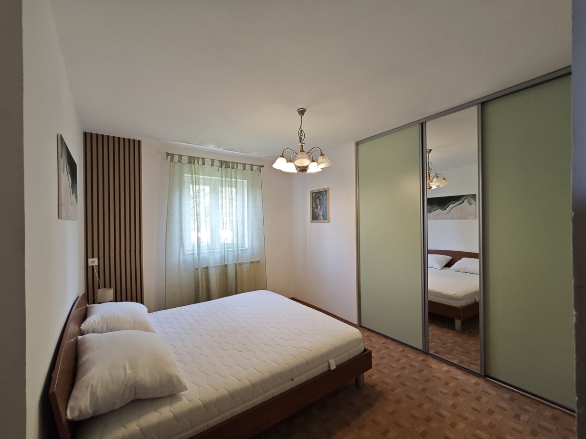 NOVI VINODOLSKI - Apartma s skupnim bazenom in pogledom na morje