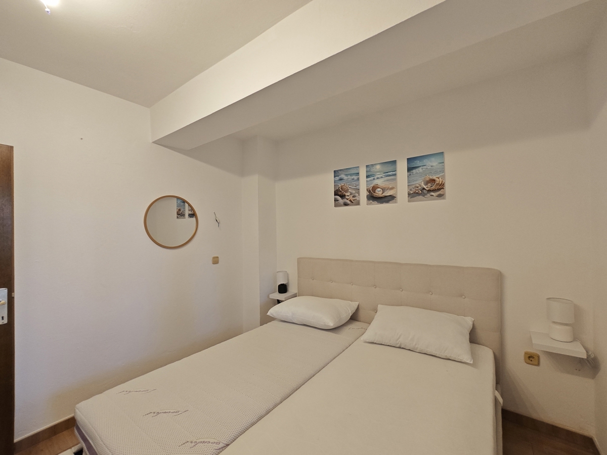 NOVI VINODOLSKI - Apartma s skupnim bazenom in pogledom na morje