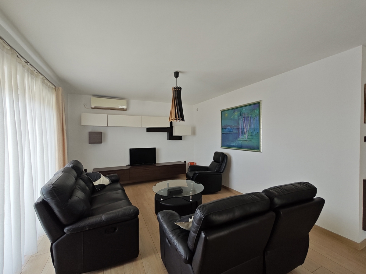 NOVI VINODOLSKI - Apartma s skupnim bazenom in pogledom na morje