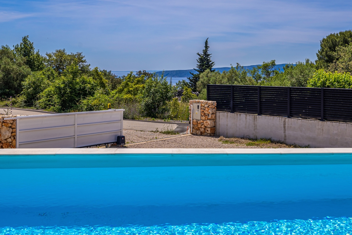OTOK KRK, Šotovento - Luksuzna moderna vila z bazenom in pogledom na morje 