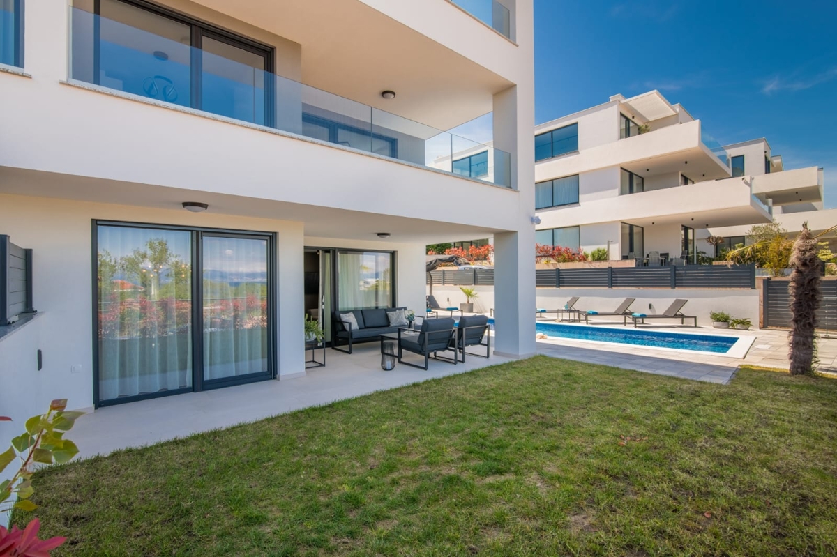MALINSKA - Luksuzni apartma z bazenom blizu morja