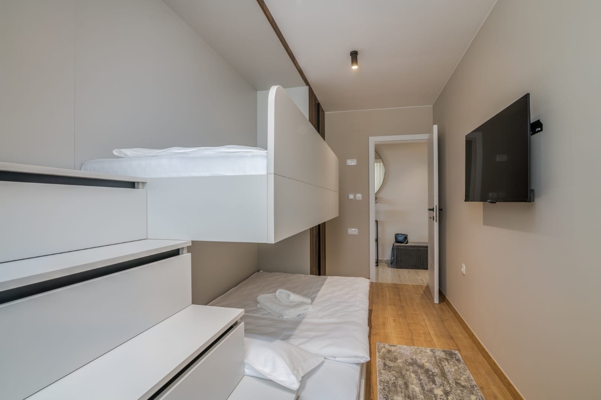 MALINSKA - Luksuzni apartma z bazenom blizu morja
