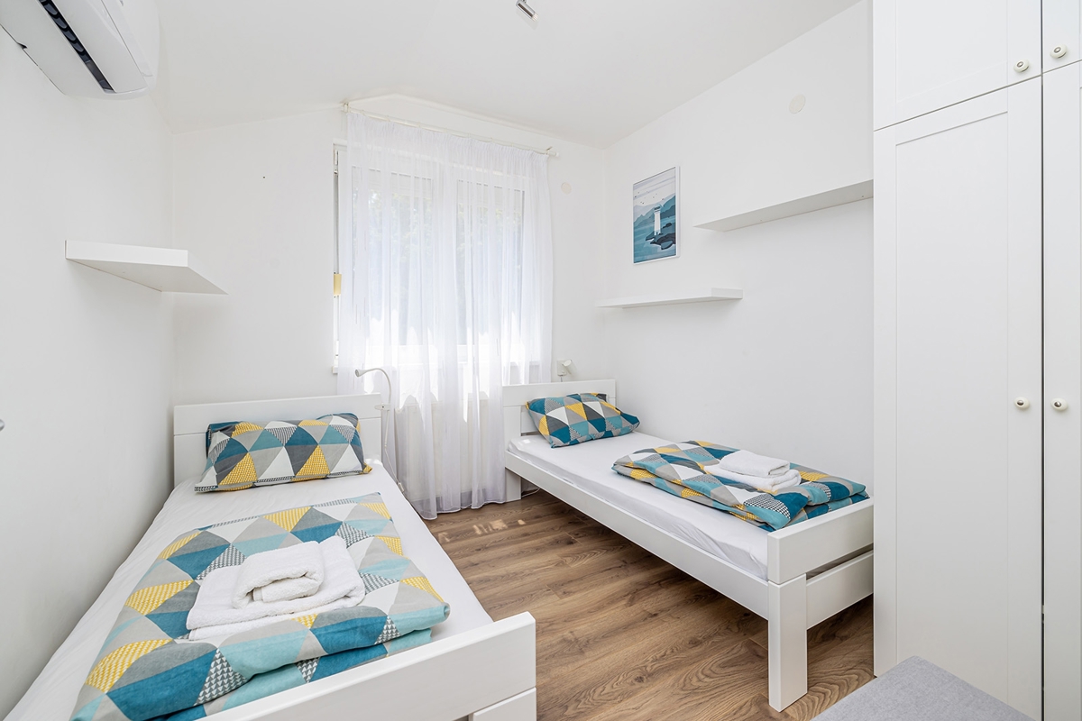 MESTO KRK, okolica – Samostojna hiša z bazenom in pogledom na morje