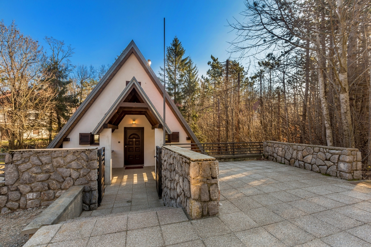GORSKI KOTAR, LIČ - Planinska hiša z wellnessom