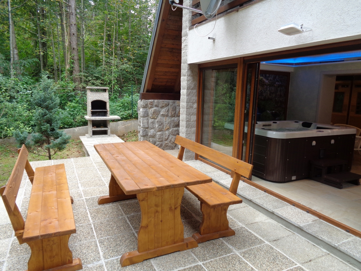 GORSKI KOTAR, LIČ - Planinska hiša z wellnessom