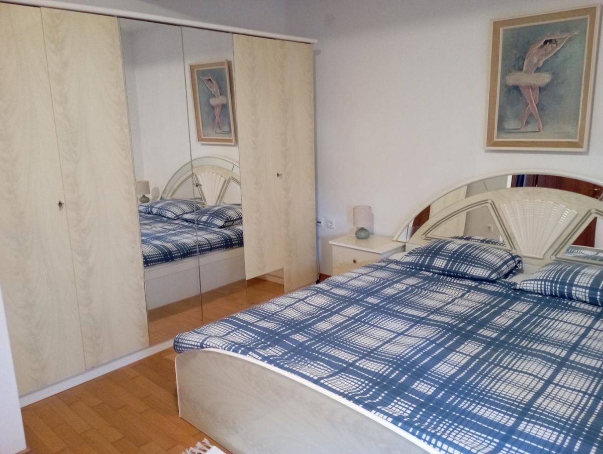 MESTO KRK - Apartma 43m2 s pogledom na morje v pritličju