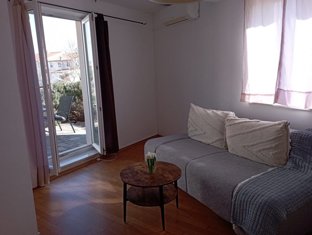 MESTO KRK - Apartma 43m2 s pogledom na morje v pritličju