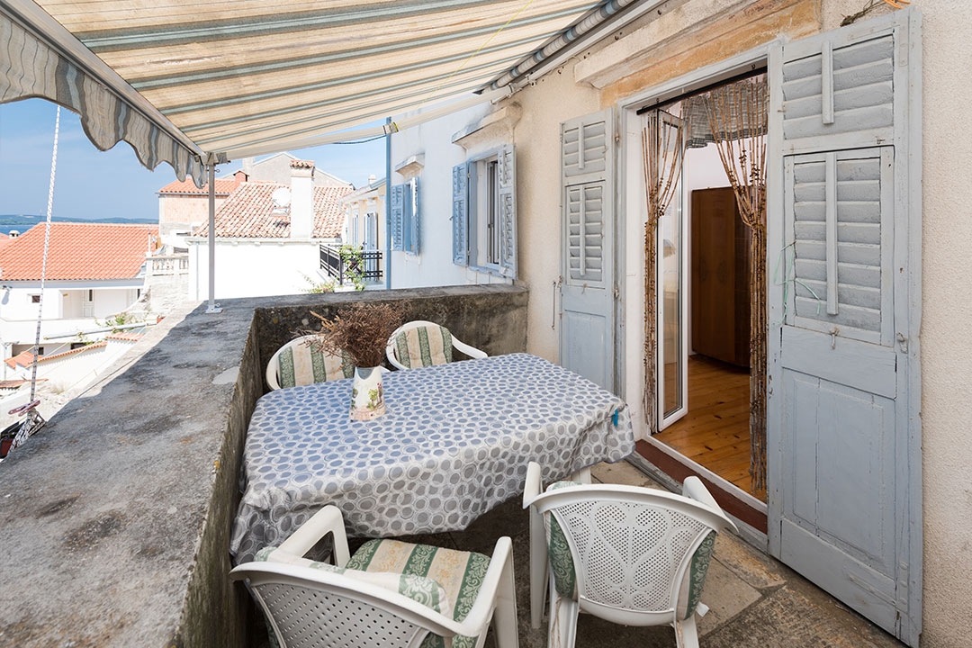 MALI LOŠINJ - stara vila s 6 apartmaji 100 metrov od morja