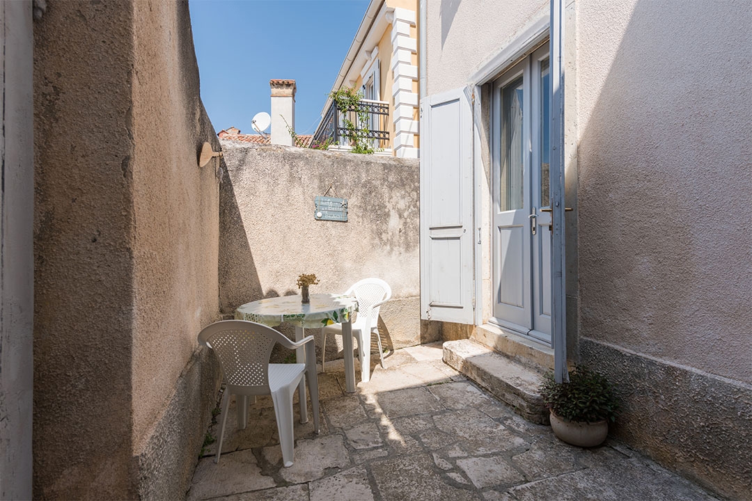 MALI LOŠINJ - stara vila s 6 apartmaji 100 metrov od morja