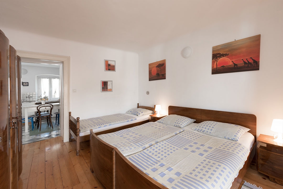MALI LOŠINJ - stara vila s 6 apartmaji 100 metrov od morja