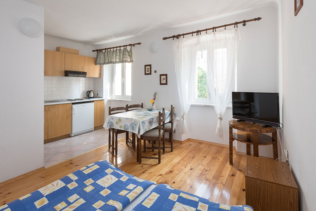MALI LOŠINJ - stara vila s 6 apartmaji 100 metrov od morja