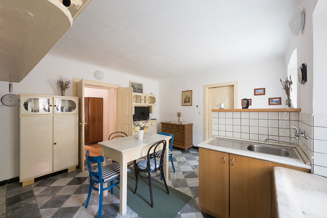 MALI LOŠINJ - stara vila s 6 apartmaji 100 metrov od morja