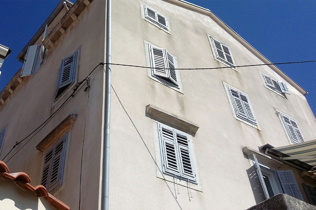MALI LOŠINJ - stara vila s 6 apartmaji 100 metrov od morja