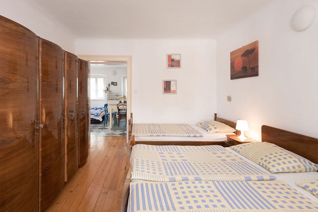 MALI LOŠINJ - stara vila s 6 apartmaji 100 metrov od morja