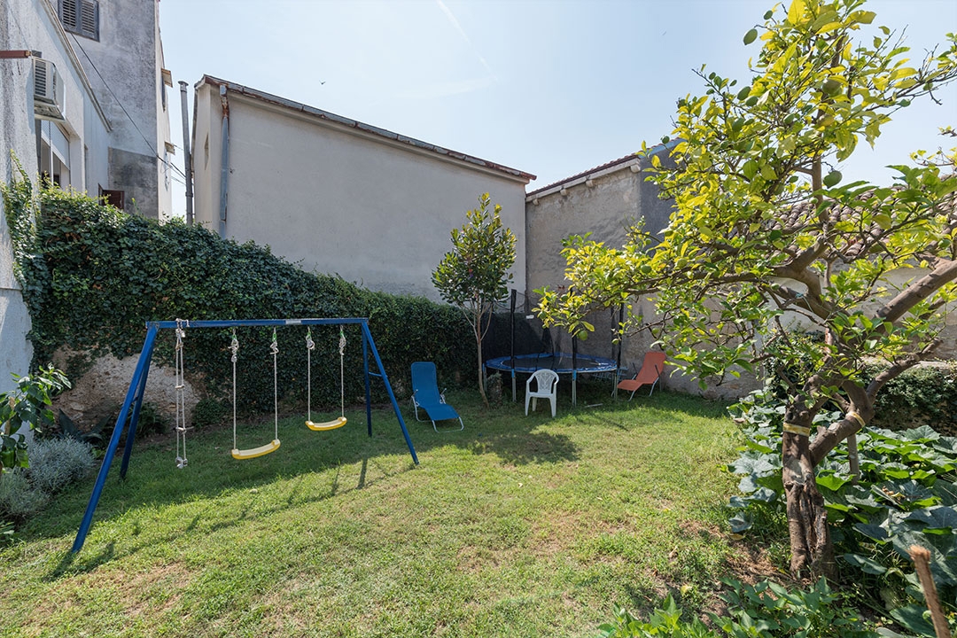 MALI LOŠINJ - stara vila s 6 apartmaji 100 metrov od morja