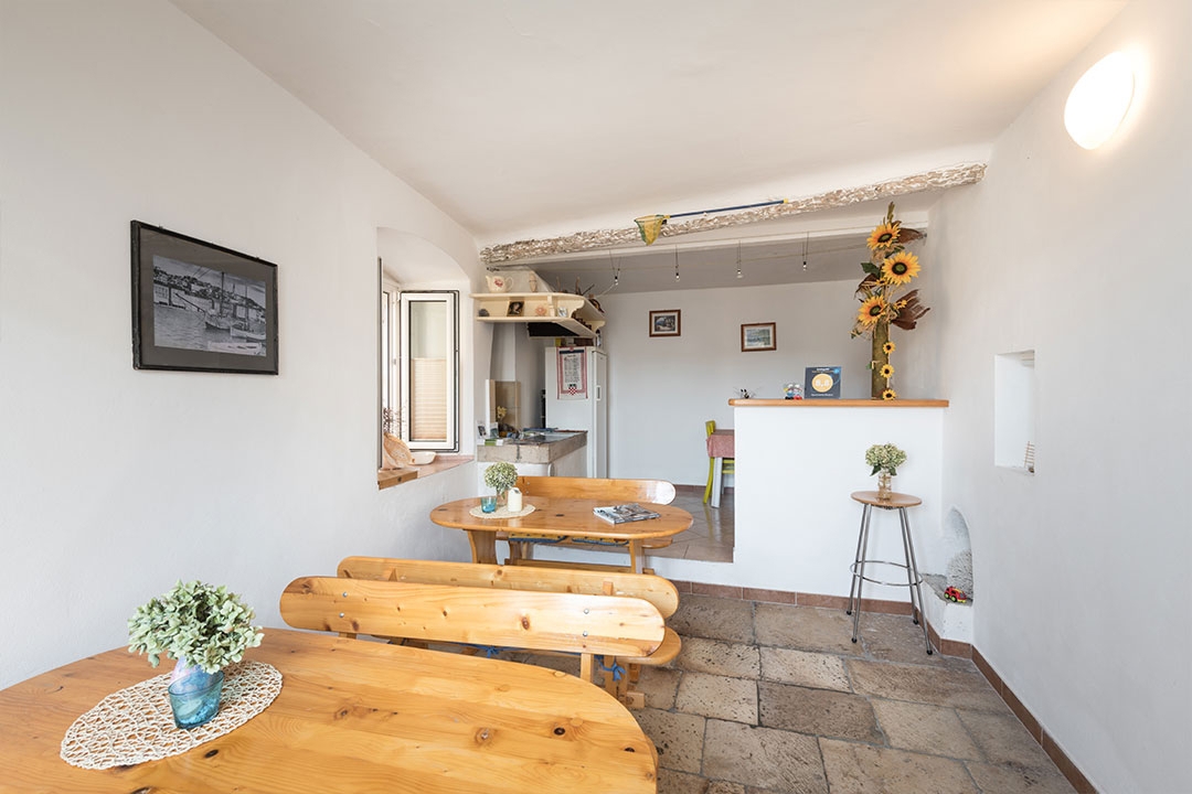 MALI LOŠINJ - stara vila s 6 apartmaji 100 metrov od morja