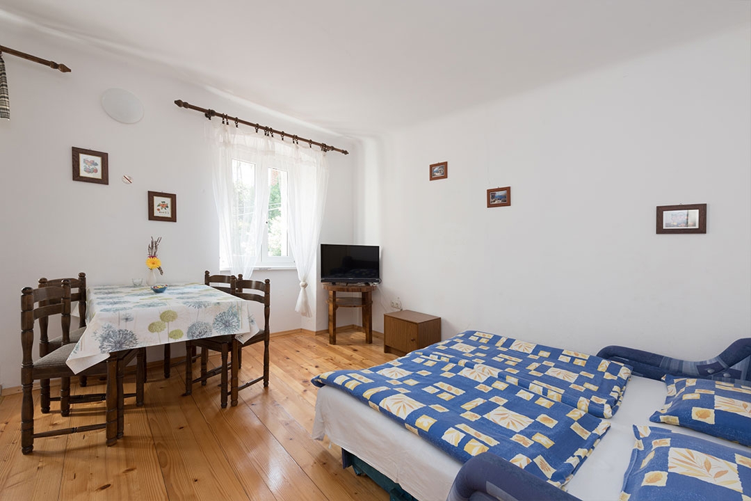 MALI LOŠINJ - stara vila s 6 apartmaji 100 metrov od morja