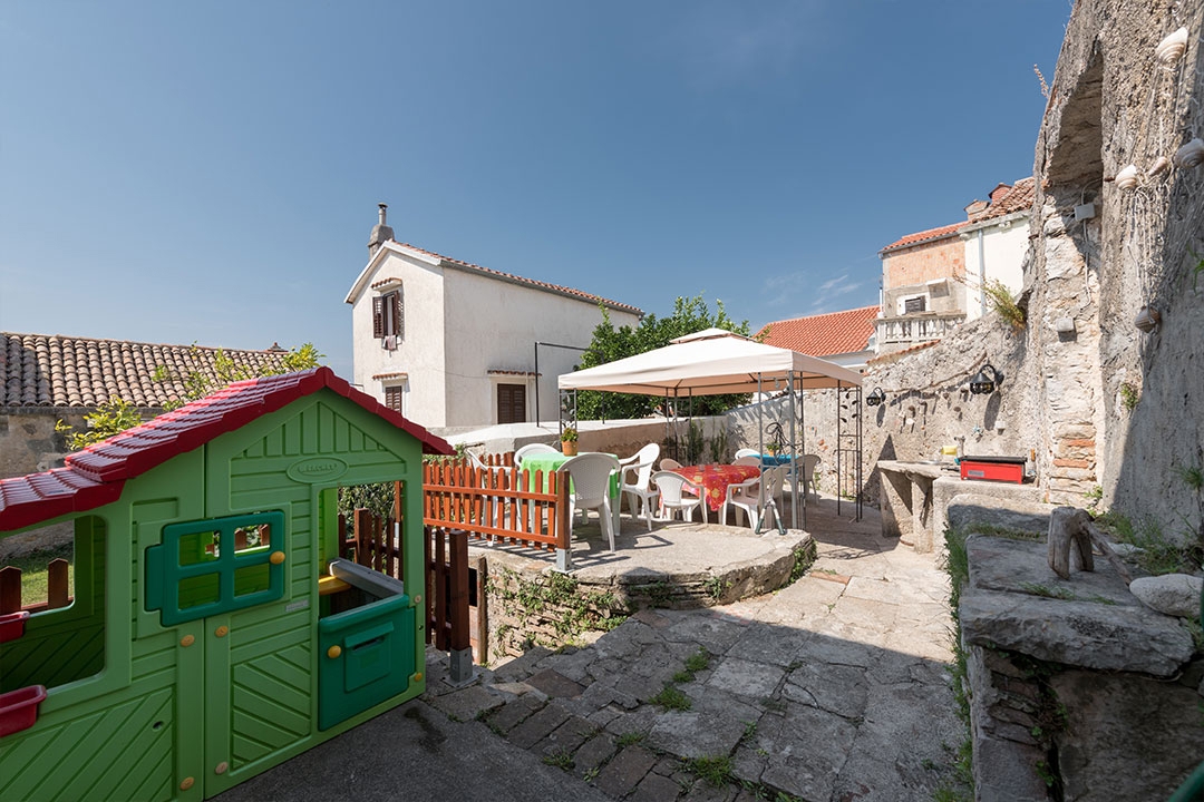 MALI LOŠINJ - stara vila s 6 apartmaji 100 metrov od morja