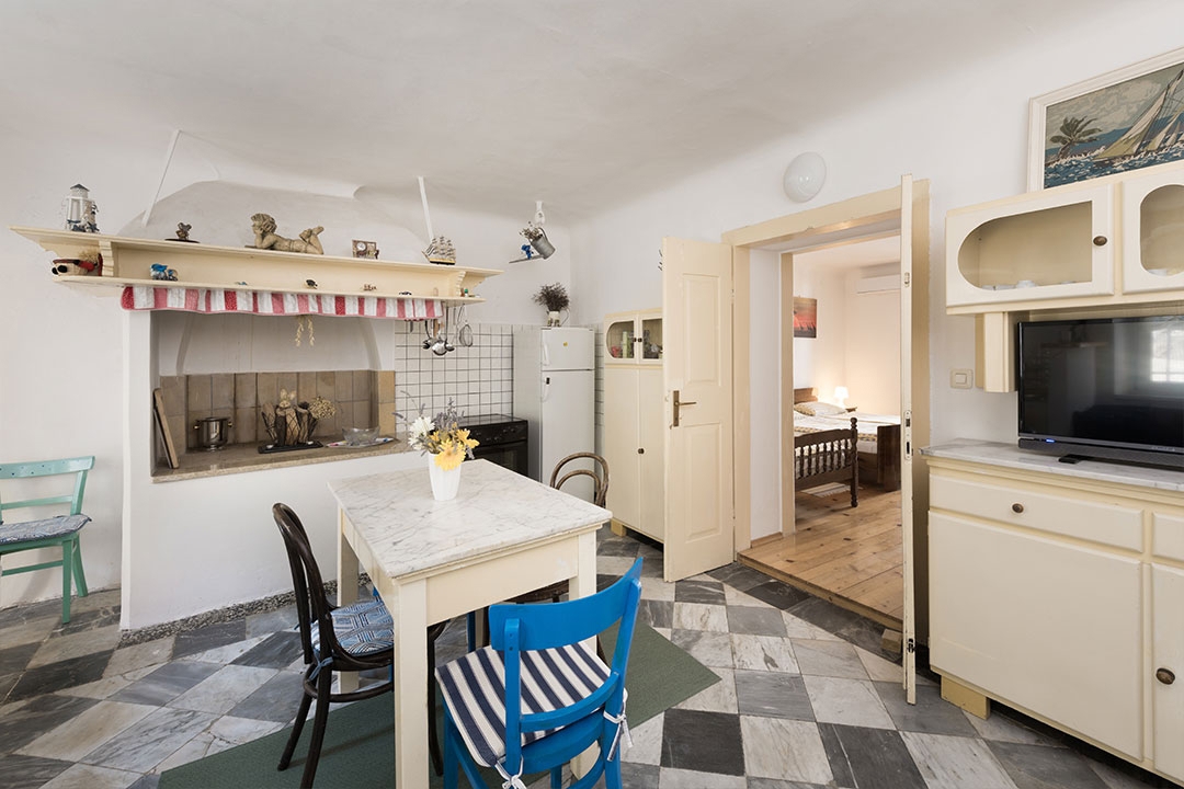 MALI LOŠINJ - stara vila s 6 apartmaji 100 metrov od morja