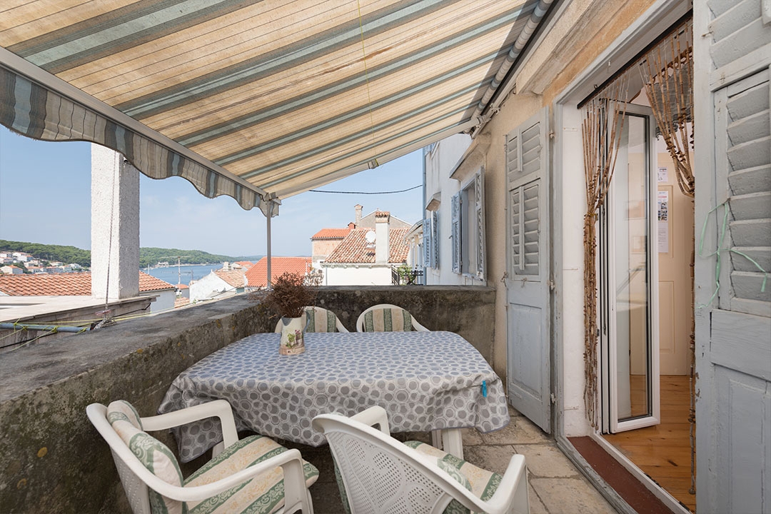 MALI LOŠINJ - stara vila s 6 apartmaji 100 metrov od morja