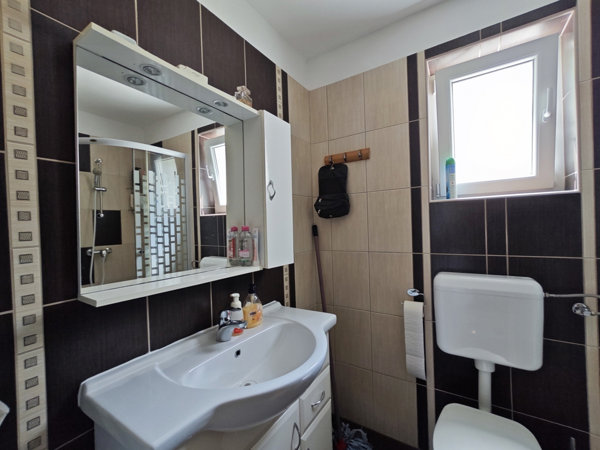 OTOK KRK, SOLINE- Dvosobni apartma v pritličju