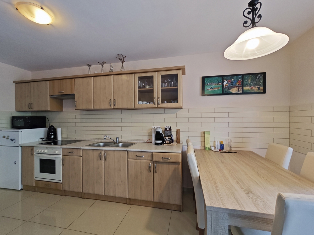 OTOK KRK, SOLINE- Dvosobni apartma v pritličju