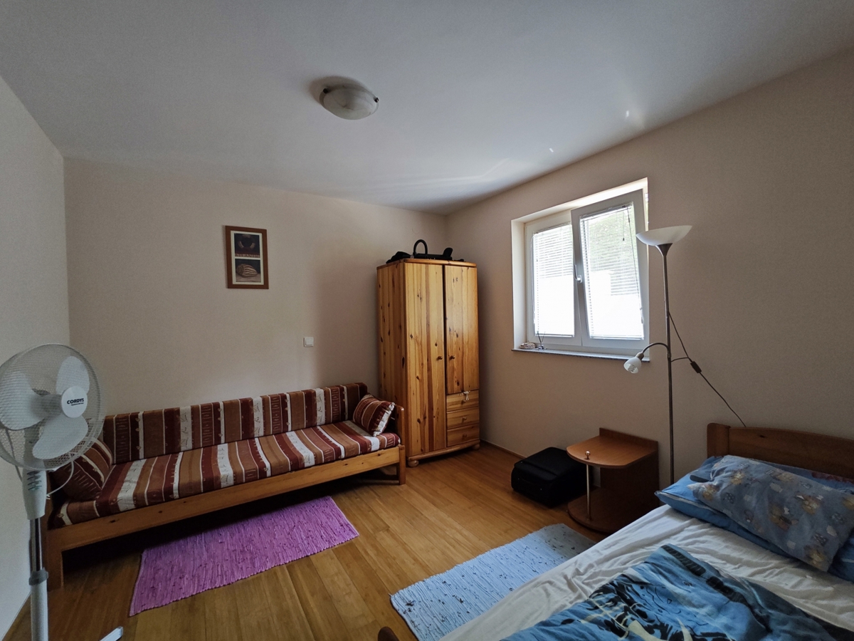 OTOK KRK, SOLINE- Dvosobni apartma v pritličju