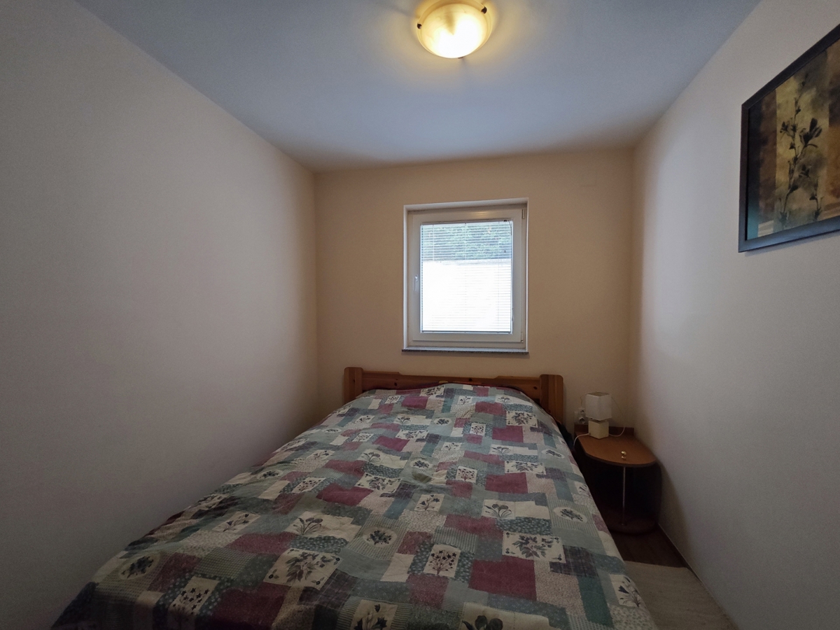 OTOK KRK, SOLINE- Dvosobni apartma v pritličju