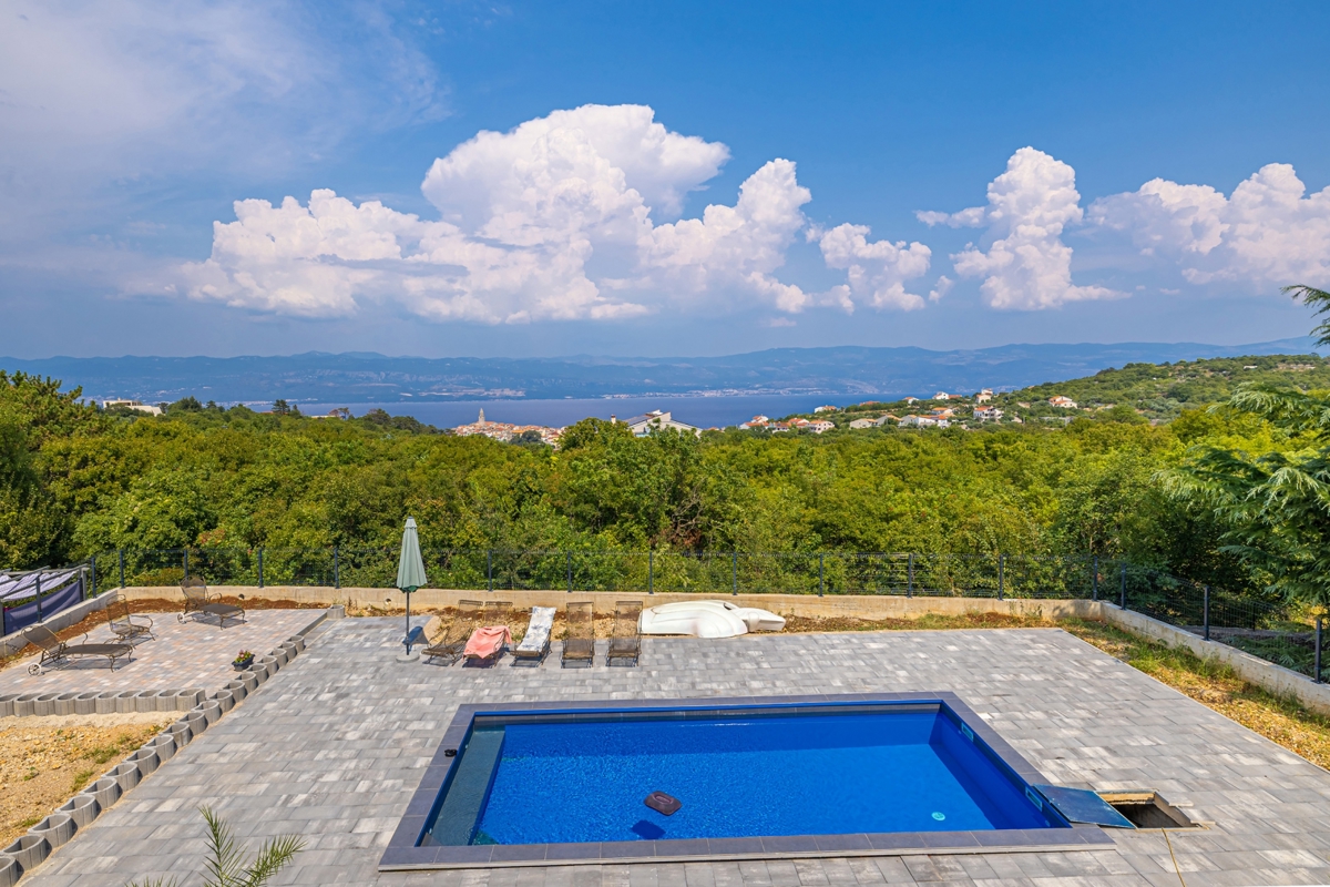 OTOK KRK, VRBNIK - Luksuzna vila z bazenom in pogledom na morje