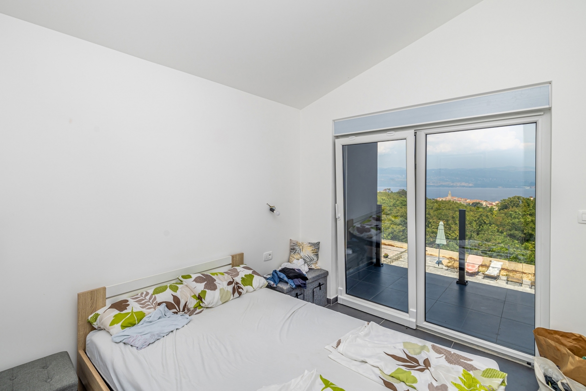 OTOK KRK, VRBNIK - Luksuzna vila z bazenom in pogledom na morje