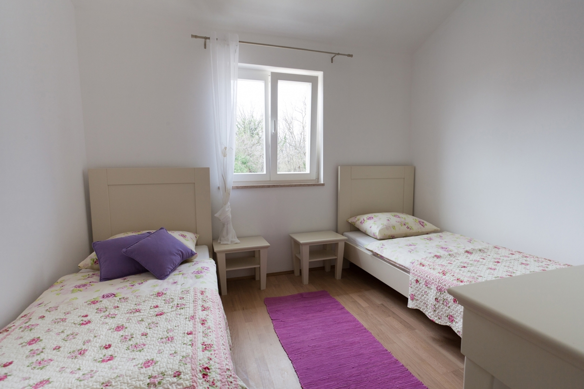OTOK KRK, DOBRINJ - Tri hiše z enim bazenom v notranjosti otoka