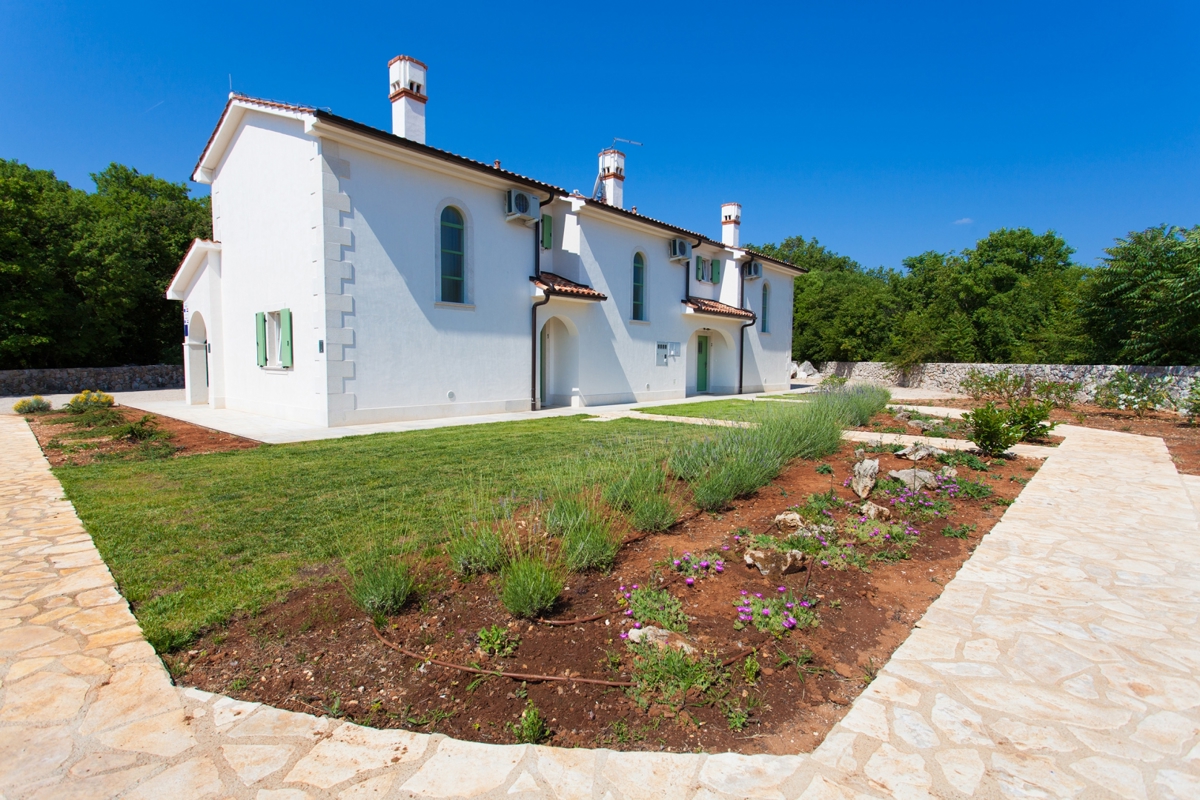 OTOK KRK, DOBRINJ - Tri hiše z enim bazenom v notranjosti otoka