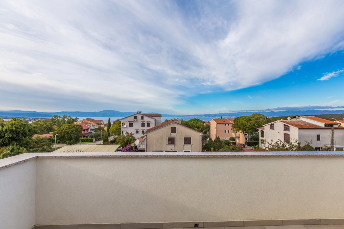 OTOK KRK, MALINSKA - Hiša z bazenom in pogledom na morje