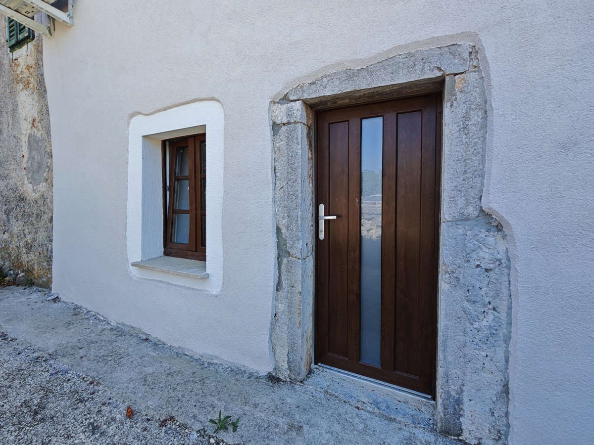 KRK – avtentična kamnita vrstna hiša z 2 apartmajema