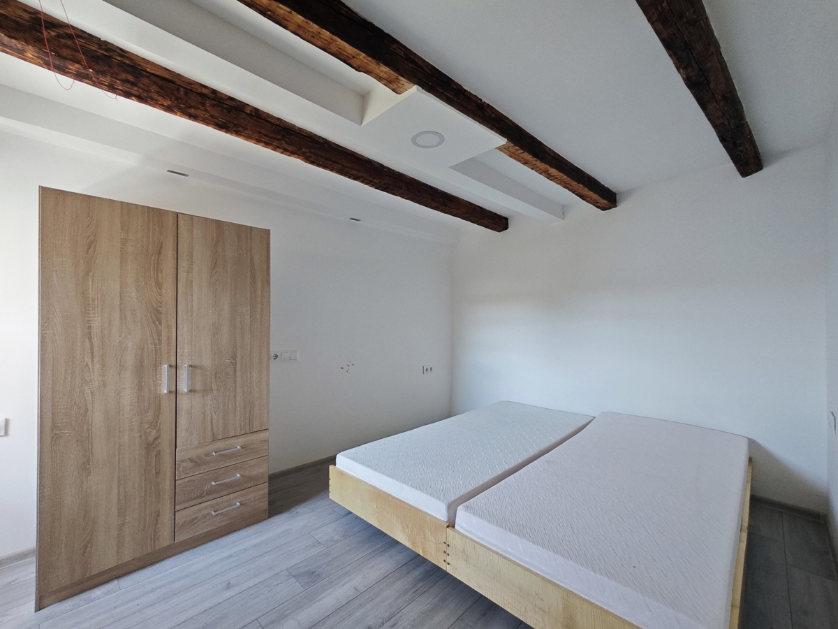 KRK – avtentična kamnita vrstna hiša z 2 apartmajema