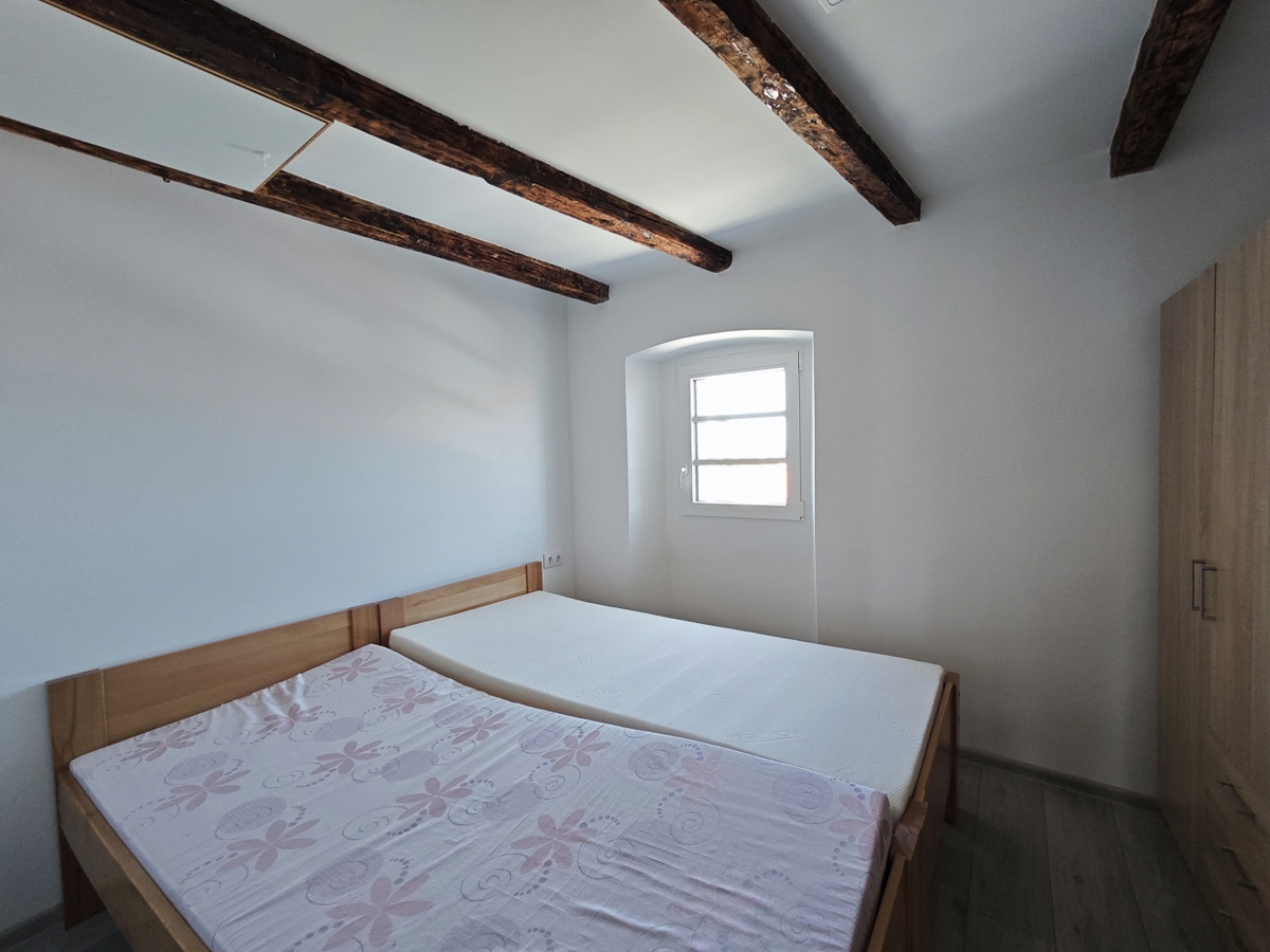 KRK – avtentična kamnita vrstna hiša z 2 apartmajema