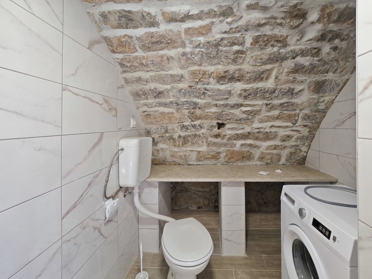 KRK – avtentična kamnita vrstna hiša z 2 apartmajema